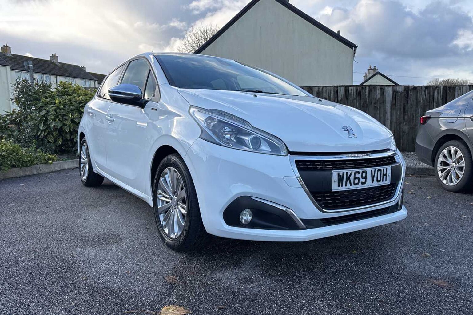 Peugeot 208 1.2 PureTech (82bhp) Signature (s/s) 5Dr HB